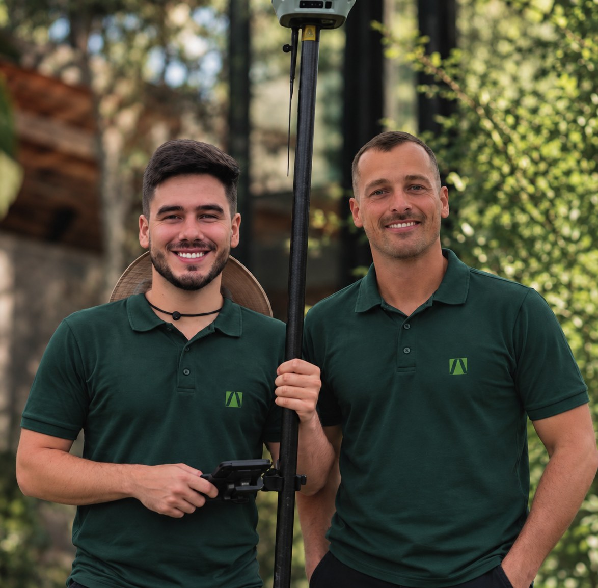 Paulo e Patrick, da equipe técnica da Altiplan, em campo com receptor GNSS